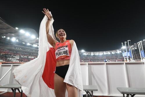 女子100メートル障害で優勝し応援団に手を振る福部真子(撮影･滝沢徹郎)
