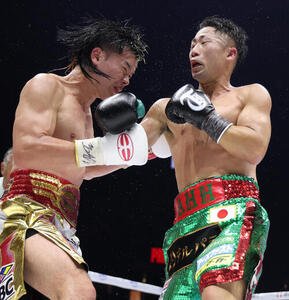 9回、打ち合う井上拓真(右)と那須川天心(撮影･河田真司)