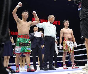 12回判定勝ちで那須川天心(右)に勝利した井上拓真(撮影･河田真司)