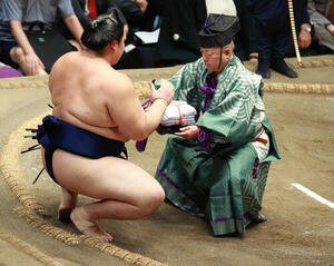 木村庄之助(右)から懸賞金を受け取る大の里(撮影･中島郁夫)