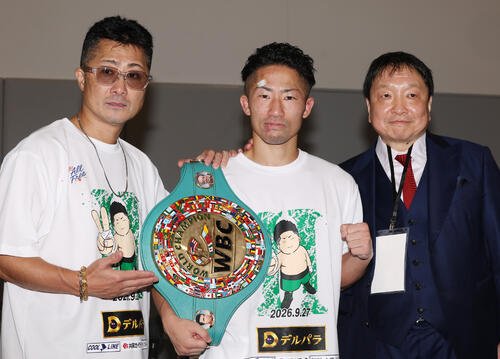 会見後、写真に納まる井上拓真(中央)。右は大橋秀行会長、左は父の真吾トレーナー(撮影･河田真司)