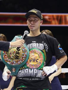試合後、インタビューを受ける井上拓真(撮影･河田真司)