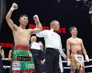 12回判定勝ちで那須川天心(右)に勝利した井上拓真(撮影･河田真司)
