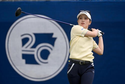 アーカンソー選手権最終日、1番でショットを放つ西村優菜(AP)