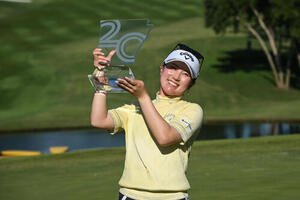 アーカンソー選手権最終日、優勝トロフィーを掲げる西村優菜(AP)