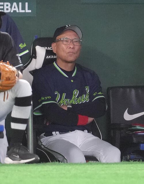 巨人対ヤクルト　戦況を見つめるヤクルト池山隆寛監督(撮影･足立雅史)