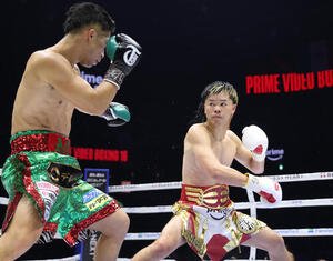 2026年9月27日、4回、井上拓真(左)にパンチを放つ那須川天心(撮影･河田真司)