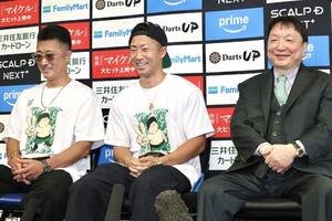 那須川天心戦から一夜明け、笑顔を見せる父の真吾トレーナー(左)、井上拓真(中央)、大橋秀行会長(撮影･宮地輝)