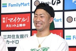 那須川天心戦から一夜明け、笑顔を見せる井上拓真(撮影･宮地輝)