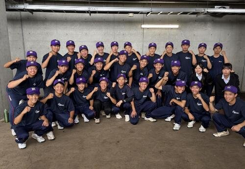 江戸川学園取手　42年ぶりの秋、8強入りで笑顔でガッツポーズを見せる江戸川学園取手の選手たち(撮影･保坂淑子)
