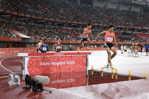 男子3000メートル障害決勝で力走する三浦龍司(右)と青木涼真(同2人目)(撮影･滝沢徹郎)
