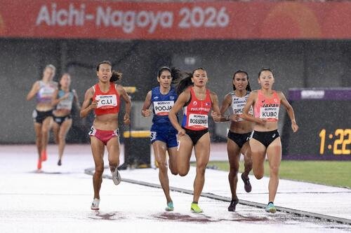 女子800メートル予選で力走する久保凛(右)(撮影･滝沢徹郎)