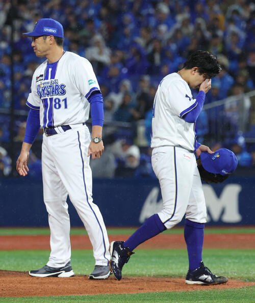 DeNA対広島　7回に失点し降板を相川亮二監督(左)に交代を告げられガックリする東克樹(撮影･水谷安孝)