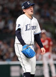 西武対楽天　1回表楽天1死二塁、小深田大翔の打球を左手に当て痛がる隅田知一郎(撮影･浅見桂子)