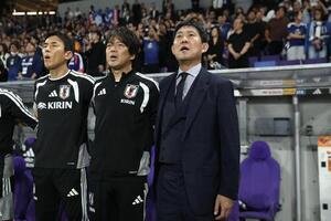 日本対ベネズエラ　君が代を歌う森保一監督ら(撮影･前田充)