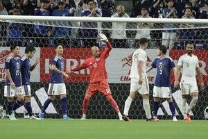 日本対ベネズエラ　前半、セーブし、タッチを交わすGK小久保玲央ブライアン(中央)(撮影･前田充)