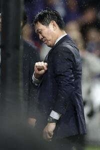 日本対ベネズエラ　試合後、サポーターの前で胸をたたく森保一監督(撮影･前田充)
