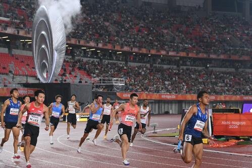 27日、男子400メートルリレーで力走する桐生祥秀(中央)