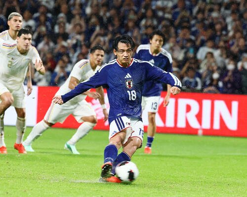 日本対ベネズエラ　後半、自身2点目となるPKを決める上田綺世(撮影･加藤哉)