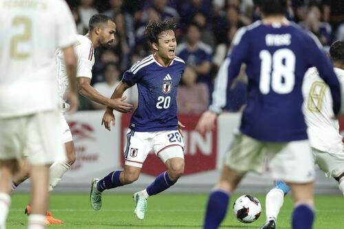 日本対ベネズエラ　後半、ドリブルで仕掛け、ファウルを受ける久保建英(撮影･前田充)