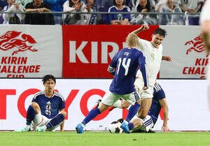 日本対ベネズエラ　後半、交錯する渡辺剛(右奥)とベネズエラのヘスス･ラミレス(撮影･加藤哉)