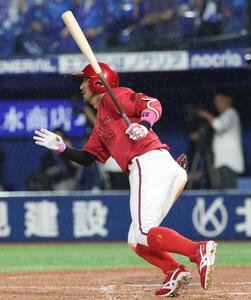 DeNA対広島　7回表広島無死二塁、適時二塁打を放つ菊池涼介(撮影･水谷安孝)