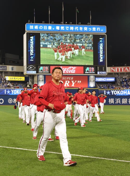 DeNA対広島　横浜スタジアムでの最終戦を終えファンにあいさつする広島新井貴浩監督(撮影･水谷安孝)