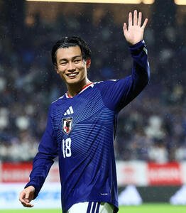 日本対ベネズエラ　試合後スタンドにあいさつする上田綺世(撮影･加藤哉)