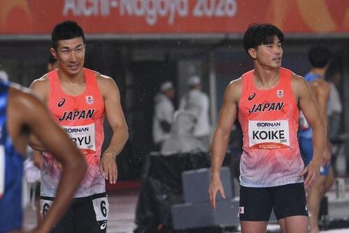 男子400メートルリレーを終え肩を落とす桐生祥秀(左)と小池祐貴(撮影･滝沢徹郎)