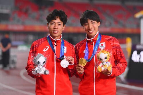 男子3000メートル障害で金メダルの三浦龍司(右)と銅メダルの青木涼真(撮影･滝沢徹郎)
