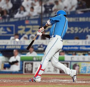 ロッテ対日本ハム　3回表日本ハム2死三塁、先制の適時打を放つ野村佑希(撮影･たえ見朱実)