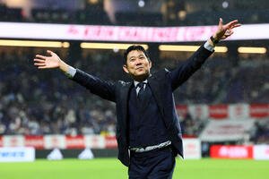日本対ベネズエラ　試合後笑顔で手を振りながら場内1周する森保一監督(撮影･加藤哉)