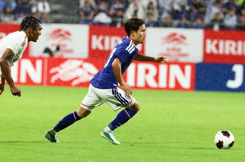 日本対ベネズエラ　後半、攻め込む久保建英(撮影･加藤哉)