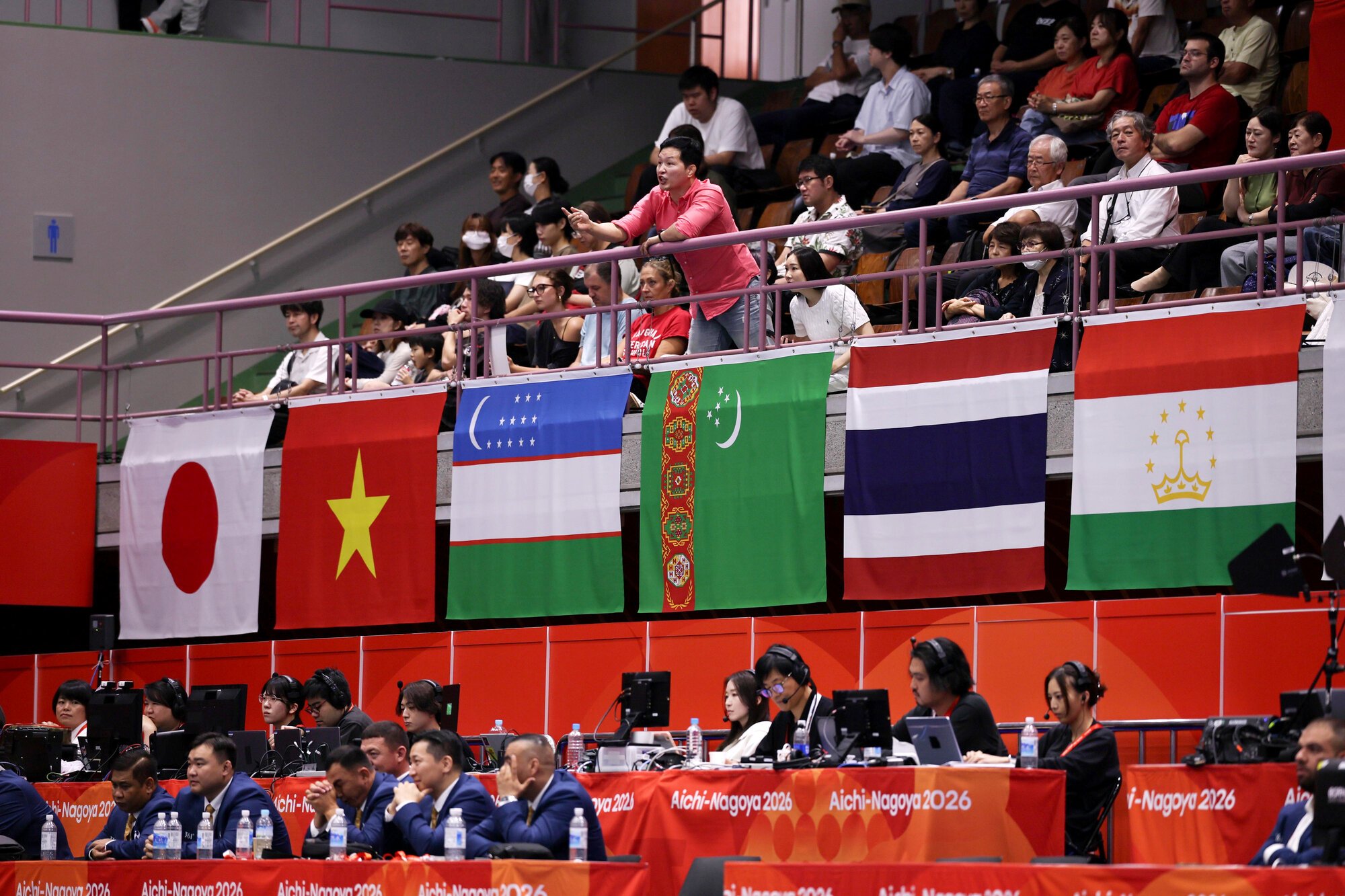 愛知･名古屋アジア大会　クラッシュの会場で声援を送る観客。会場にはアジアの国旗が並ぶ=田辺拓也撮影