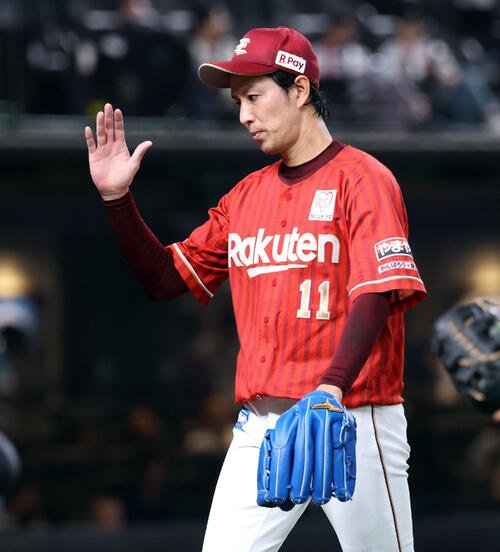 西武対楽天　4裏西武の攻撃を抑え、手刀を切ってベンチに戻る岸孝之(撮影･浅見桂子)