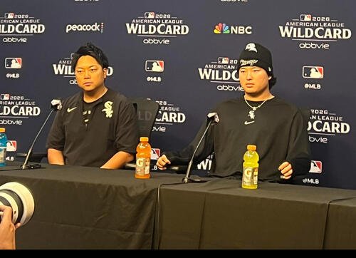 ワイルドカードシリーズ前日、公式会見に応じる村上宗隆、左は八木通訳。