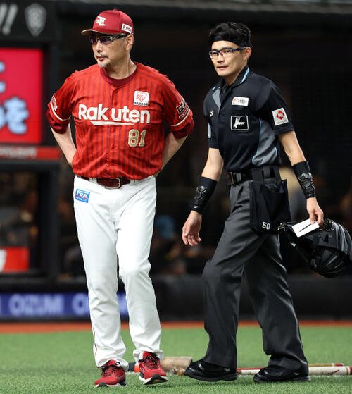 西武対楽天　投手交代を告げる楽天吉井理人監督(撮影･浅見桂子)