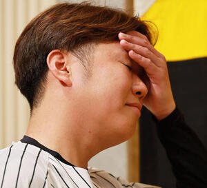 サプライズで登場した仲間達のねぎらいの言葉を聞く西勇輝(撮影･上山淳一)