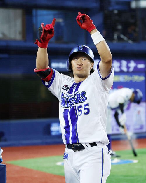 ベンチ前でポーズを決めるDeNA井上絢登(2025年7月撮影)