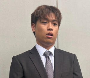 神奈川･横須賀市内の球団施設で報道陣の取材に応じたDeNA小園