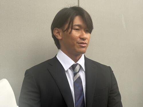 神奈川･横須賀市内の球団施設で報道陣の取材に応じたDeNA井上絢