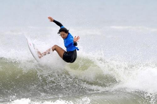 女子サーフィンで準決勝で波に乗る池田美来(撮影･滝沢徹郎)