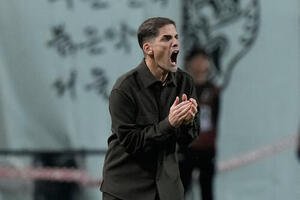 韓国対ウルグアイ　指示を出すロベルト･モレノ暫定監督(AP)