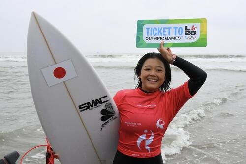 女子サーフィンで優勝を決めた池田美来(撮影･滝沢徹郎)