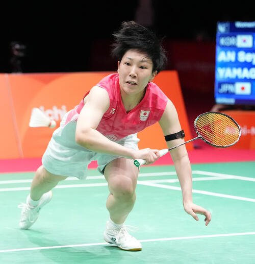 バドミントン女子シングルス決勝　シャトルを追う山口茜(撮影･森本幸一)