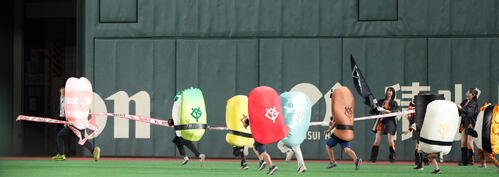 巨人対広島　すしレースに勝利したのは｢えび｣(撮影･たえ見朱実)