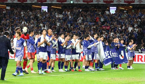 日本対ベネズエラ　試合後、サポーターにあいさつする日本イレブン(2026年9月撮影)