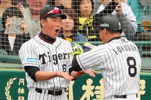本塁打を放った福留を迎える金本監督(左)=2017年