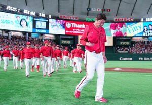 巨人対広島　東京ドームでの今季最終戦を、引き揚げる広島新井貴浩監督(撮影･鈴木みどり)