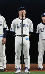 西武オリックス　ホーム最終戦のあいさつをする西武外崎修汰(撮影･増田悦実)